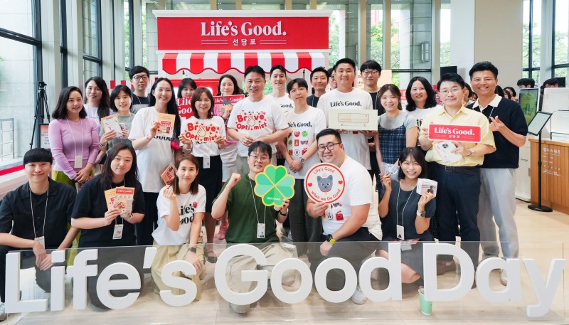 류재철 LG전자 CEO(앞에서 두 번째 줄, 왼쪽에서 다섯 번째)가 지난 13일 서울 여의도 LG트윈타워에서 열린 '라이프스굿 데이'에서 임직원들과 기념 사진을 찍고 있다. 사진=LG전자