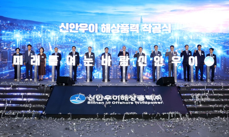 신안우이 해상풍력 발전사업 착공식에서 (왼쪽 네 번째부터) 이영조 한국중부발전 사장, 이재각 진도군수, 민형배 전남광주통합특별시장, 김성환 기후에너지환경부 장관, 정인섭 한화오션 사장, 김태성 신안군수가 착공 세리머니를 진행하며 사업의 성공적인 추진을 다짐하고 있다.(사진=한화오션)