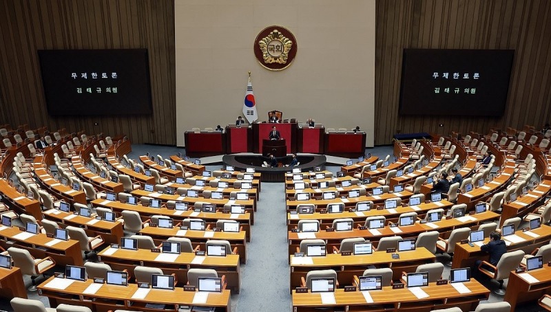 종합특검연장법 필리버스터 이어가는 국민의힘(사진=연합뉴스)