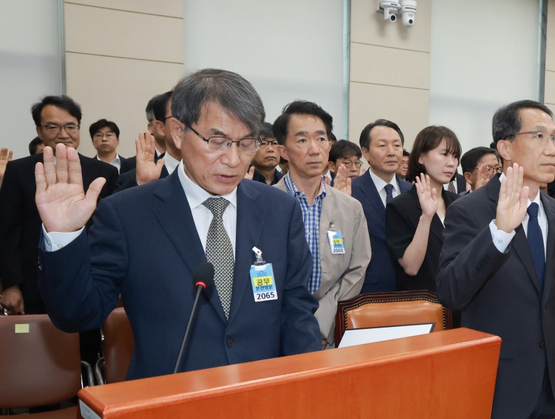 증인 선서하는 노태악 전 선관위원장(사진=연합뉴스)