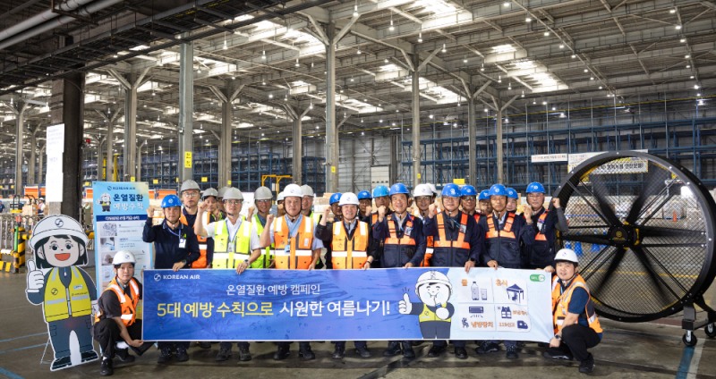 22일 오전 인천 영종구 인천국제공항 화물터미널과 램프 현장에서 유종석 대한항공 안전보건 총괄 겸 오퍼레이션 부문 부사장(앞줄 왼쪽 네 번째)과 대한항공 및 협력업체 관계자들이 기념사진을 촬영하고 있다.(사진=대한항공)
