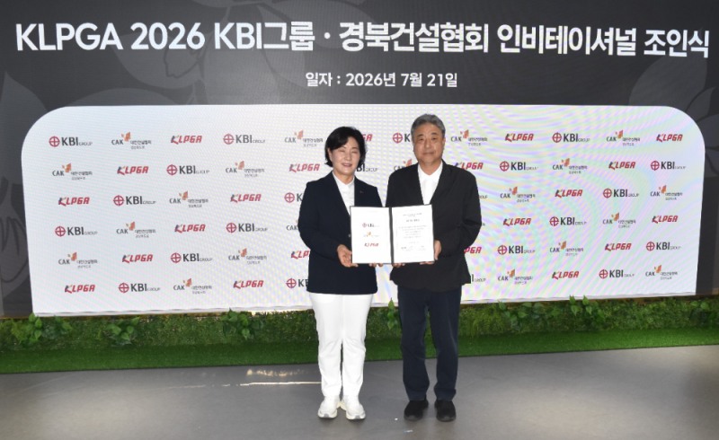 박한상 KBI그룹 회장(사진 우측)이 김순희 KLPGA 부회장과 기념촬영을 하고 있다.(사진=KBI그룹)