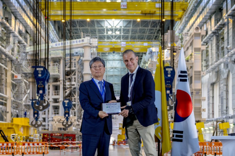 22일(수) 프랑스 남부 카다라슈에서 열린 ‘KOREA-ITER 퓨전 데이’ 행사에서 원광식 HD현대중공업 부사장(왼쪽)이 피에트로 바라바쉬(Pietro Barabaschi) ITER 사무총장(오른쪽)으로부터 감사패를 받았다.(사진=HD현대중공업)