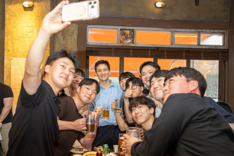 김대헌 호반그룹 기획총괄사장(왼쪽 네번째)이 지난 22일 아브뉴프랑 판교에서 열린 '커넥팅 데이'에 참석해 그룹 신입사원들과 기념촬영을 하고 있다.(사진=호반그룹)