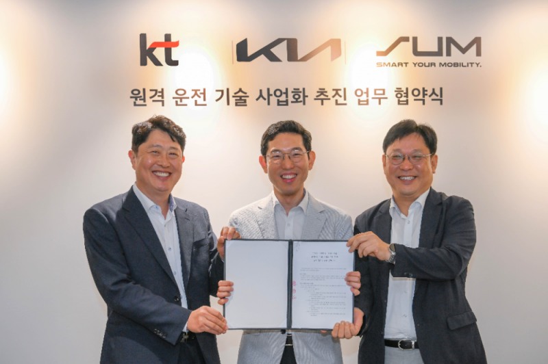 (왼쪽부터) KT 기업사업1담당 서상규 상무, 기아 신사업기획실 강주엽 상무, 에스유엠 현영진 대표가 기념사진을 촬영하고 있는 모습.(사진=기아)