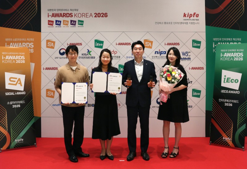 홍상균 롯데건설 디자인연구소장(오른쪽에서 두 번째)과 직원들이 지난 23일 서울 엘타워에서 열린 ‘소셜아이어워드 2026’ 시상식에서 롯데캐슬 공식 유튜브 채널 ‘오케롯캐’로 디자인 혁신대상을, 오리지널 시리즈 ‘가족의 왕국’으로 건설브랜드분야 디지털영상 대상을 수상했다.(사진=롯데건설)