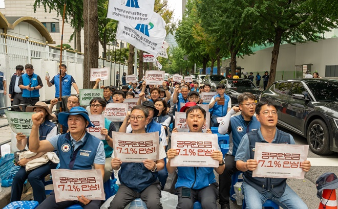 공노총을 비롯한 공투위 소속 조직들이 7월 23일 공무원보수위 2차 전체회의에 맞춰 정부서울청사 일대에서 공무원 임금인상 쟁취 2차 결의대회를 진행한 모습.(제공=공노총)
