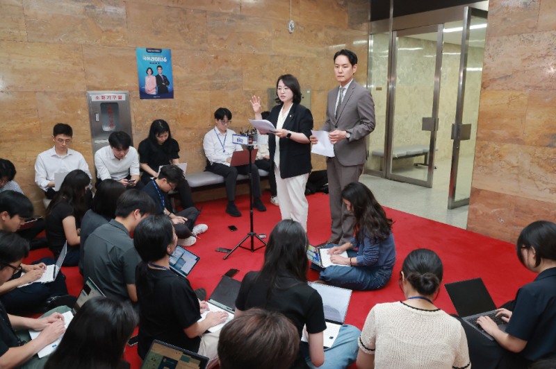 의총 결과 설명하는 더불어민주당 이주희 원내대변인과 김한규 원내정책수석부대표(사진=연합뉴스)
