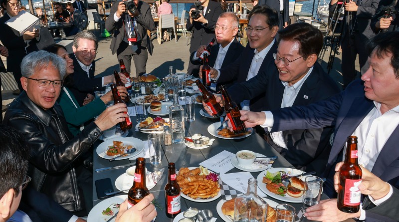 이재명 대통령이 24일(현지시간) 미국 샌프란시스코 더 램프 레스토랑에서 열린 글로벌 AI 리더 만찬에서 참석자들과 건배하고 있다.오른쪽부터 최태원 SK 회장, 이재명 대통령, 이재용 삼성전자 회장, 정의선 현대차그룹 회장, 김용범 정책실장, 라니 보르카르 마이크로소프트 애저 하드웨어 사장, 젠슨 황 엔비디아 최고경영자. 사진=연합뉴스