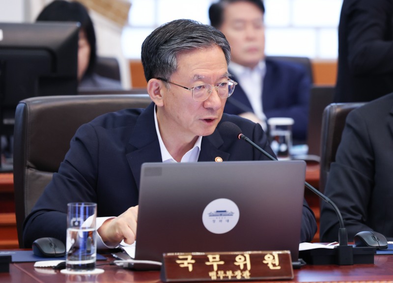 정성호 법무부 장관이 14일 청와대에서 열린 국무회의에서 형사미성년자(촉법소년) 연령 기준 관련 이재명 대통령 질문에 답하고 있다. 사진=연합뉴스