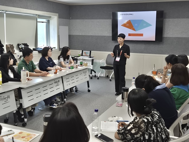 자살 응급처치·중재기술훈련 진행모습.(사진제공=부산교육청)