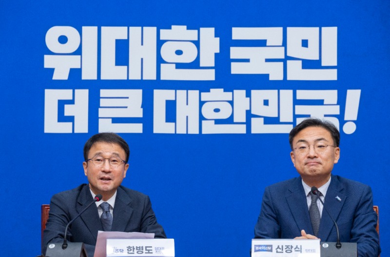 혁신당 신장식 대표에게 축하 난 준비한 민주당(사진=연합뉴스)