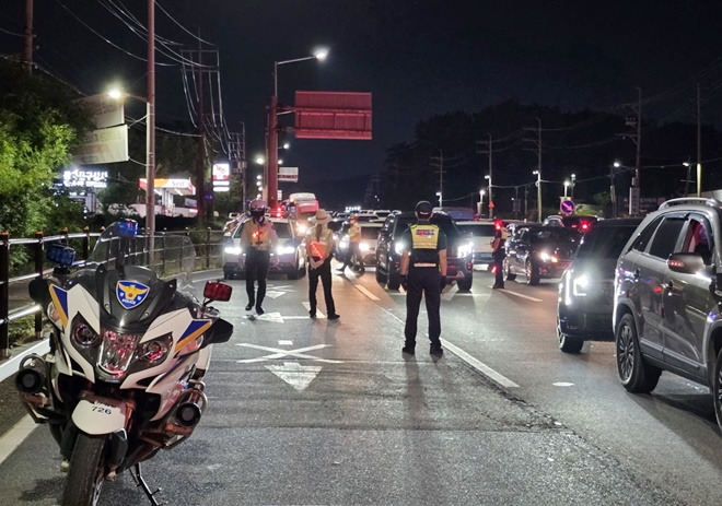 7월 24일 기장대로에서 관계기관과 합동으로 야간 소음 특별단속모습.(제공=부산기장군)