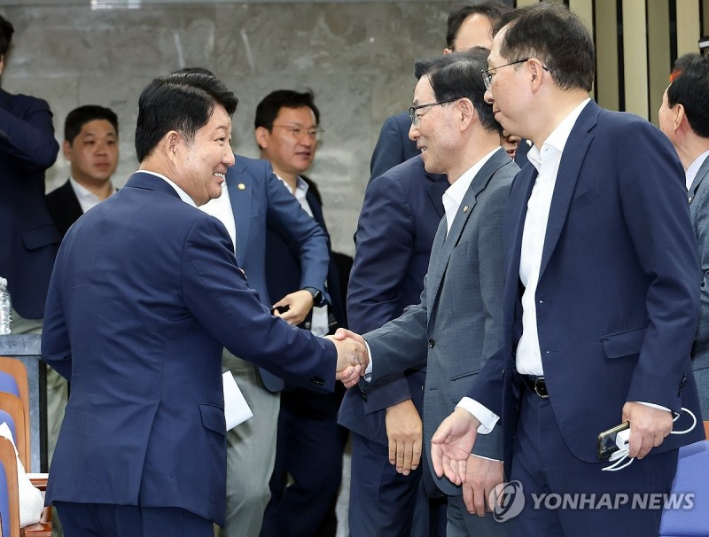 의원총회, 의원들과 인사하는 권영진 의원(사진=연합뉴스)