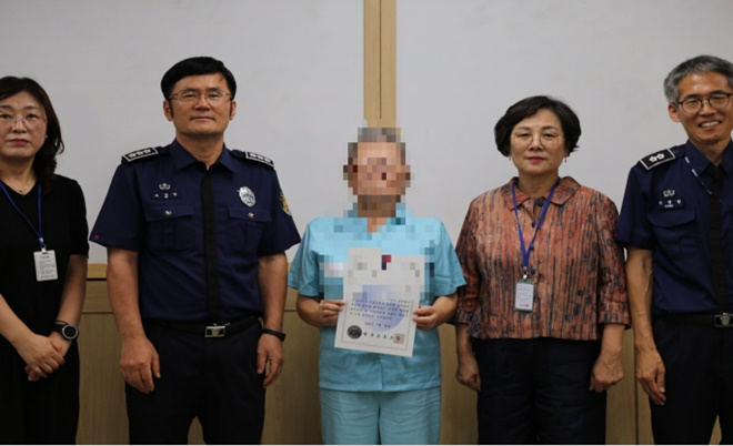 2026년 2분기 경전필사 프로그램 우수자 시상식 및 소감 발표 기념촬영.(사진제공=대구교도소)