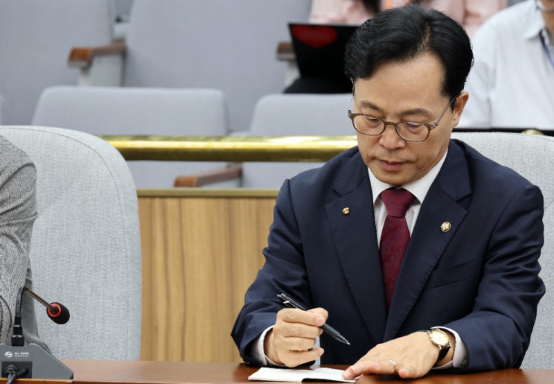 원내대책회의 자리한 윤용근 의원(사진=연합뉴스)
