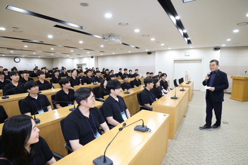 김보현 사장이 신입사원과 대화를 하고 있다.(사진=대우건설)