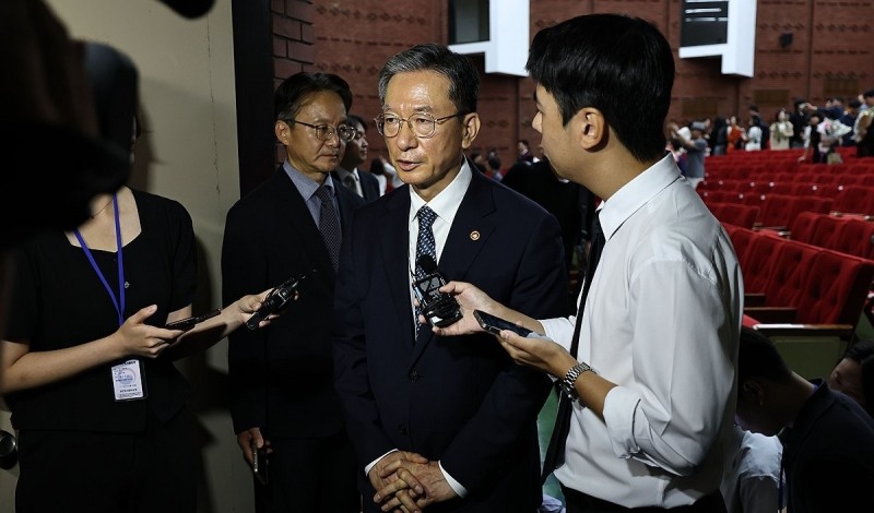질문에 답하는 정성호 장관(사진=연합뉴스)