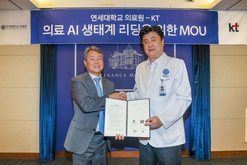 KT Enterprise부문장 김봉균 부사장(왼쪽)과 금기창 연세의료원장(오른쪽)이 기념 사진을 촬영하는 모습. 사진=KT