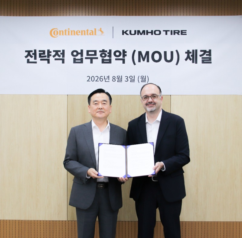 금호타이어 한국영업부문 김성 상무(사진 왼쪽)와 콘티넨탈타이어 코리아 교체타이어 부문 대표 니코 키리아조폴로스(사진 오른쪽)가 업무협약을 체결하며 기념 사진 촬영을 하고 있다.(사진=금호타이어)