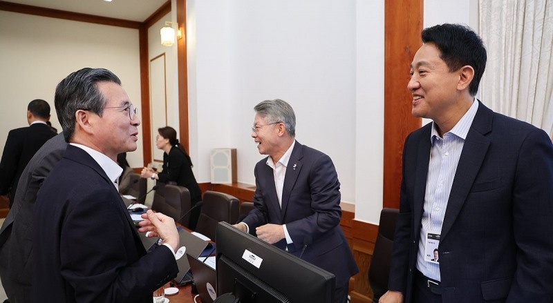 오세훈 서울시장과 김용범 청와대 정책실장(사진=연합뉴스)
