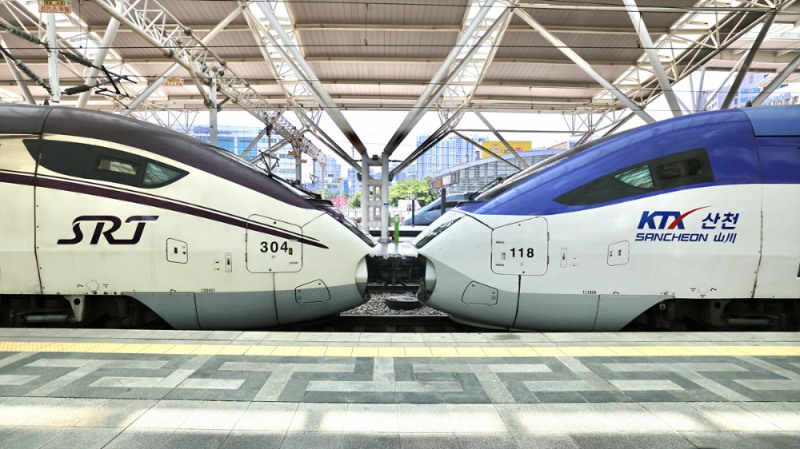 서울역에서 SRT 열차와 KTX-산천 열차가 연결되어 있는 모습.(사진=코레일)