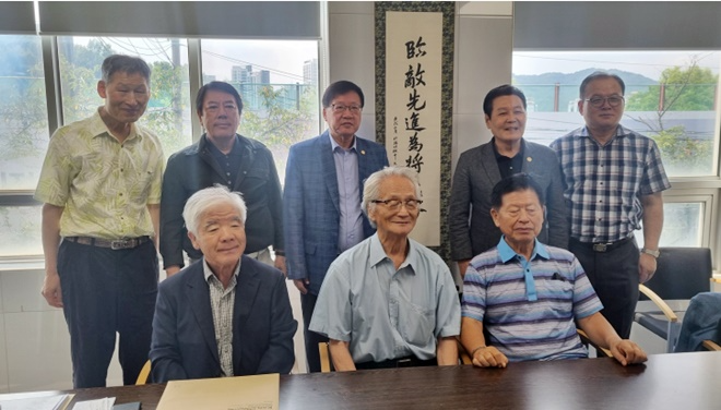 8월 4일 과천시 동북아공동체재단 회의실에서 한국시니어과학기술인협회 과학기술정책분과 임원진 기념촬영.(사진제공=아이넷방송)