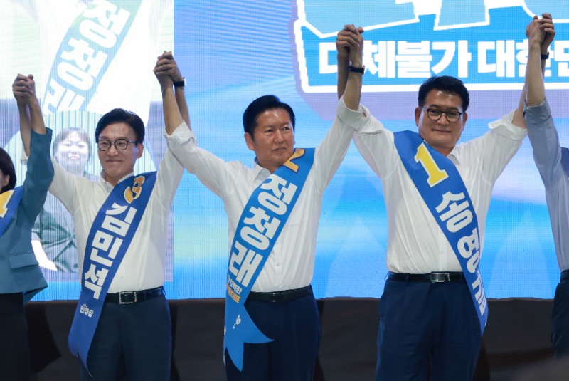 더불어민주당 김민석· 정청래·송영길 당 대표 후보가 9일 강원도 횡성국민체육센터에서 열린 민주당 대표·최고위원 후보자 강원 합동연설회에서 손을 잡고 기념 촬영하고 있다.(사진=연합뉴스)