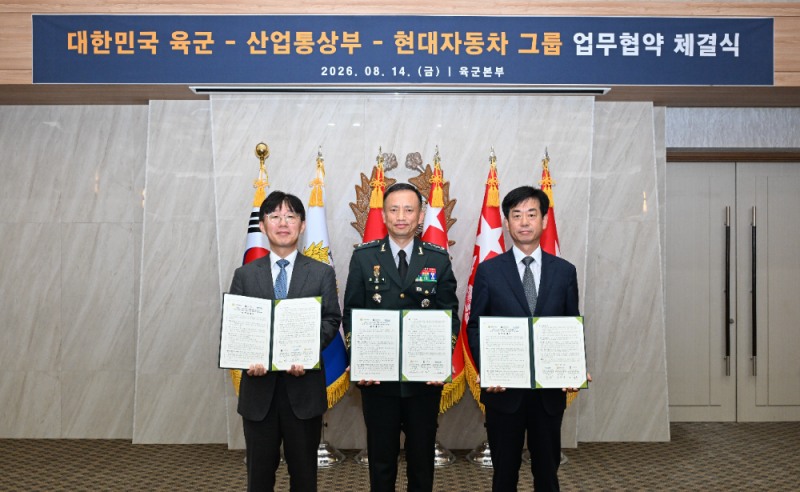 (왼쪽부터) 이민우 산업부 산업성장실장 전담직무대리, 최장식 육군참모차장, 이항수 현대차그룹 부사장이 기념 촬영을 하는 모습.(사진=현대차그룹)