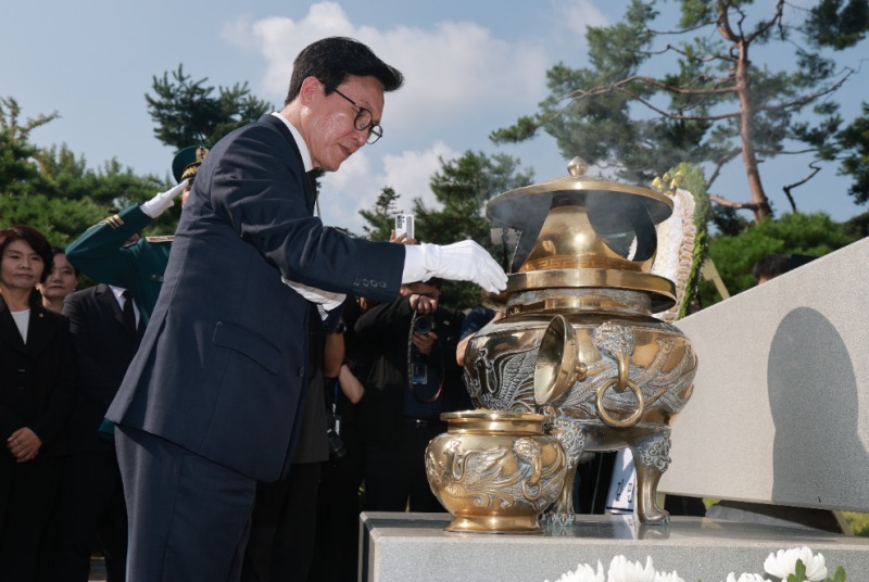 분향하는 민주당 김민석 신임 대표(사진=연합뉴스)