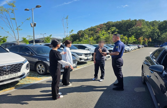 출소일 A씨의 자립기반 마련을 위해 한국법무보호복지공단 담당자에게 인계하고 있다.(제공=대구교도소)