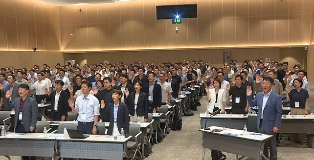현대해상 경영전략세미나에서 이석현 대표이사(앞줄 오른쪽 첫 번째)를 포함한 전 임원과 부서장이 소비자보호헌장을 제창하고 있다. 사진=현대해상