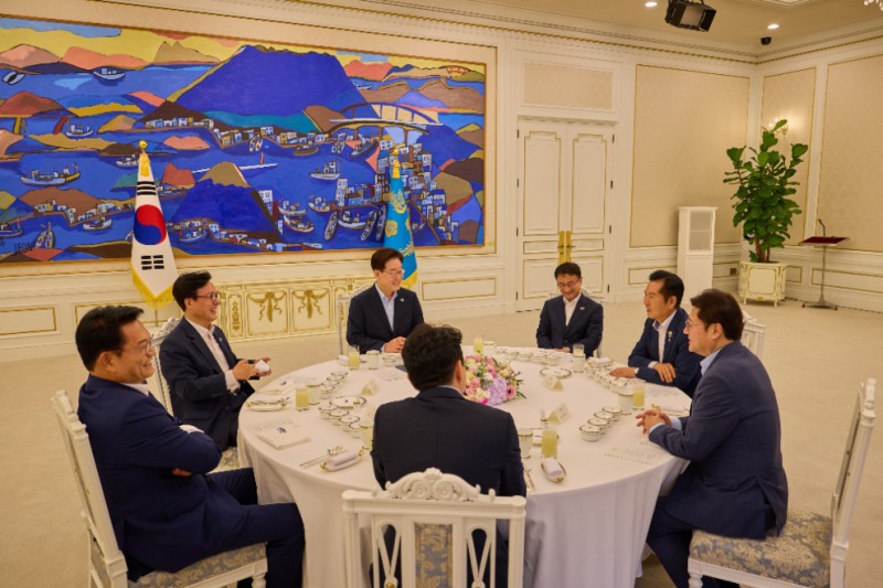 이재명 대통령, 민주당 대표·후보 초청 만찬(사진=연합뉴스)
