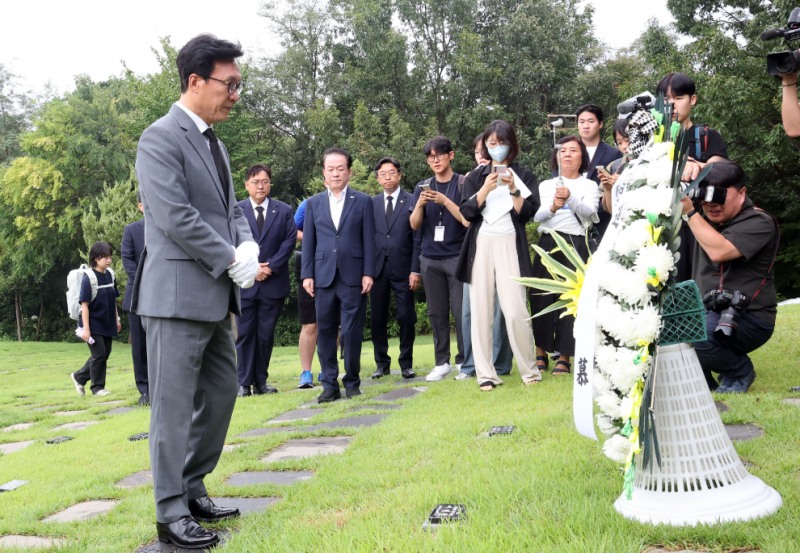 이해천 전 총리 묘소 찾은 김민석 대표(사진=연합뉴스)
