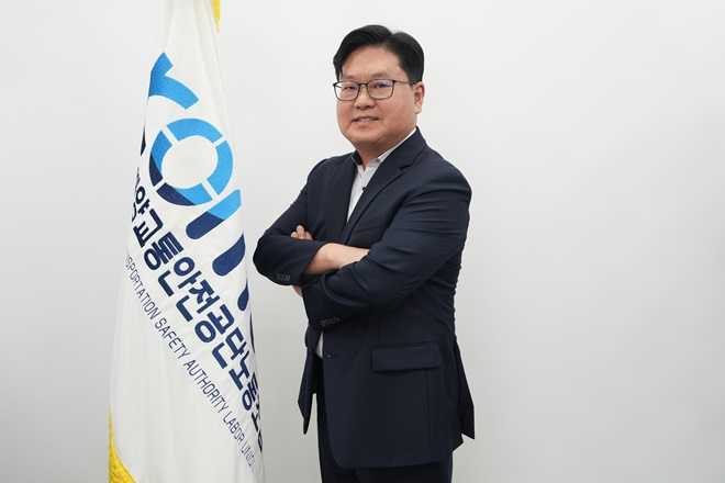 공단 노조기와 함께 포즈를 취하고 있는 송명섭 노조위원장.(사진제공=전국해양수산노동조합연합)