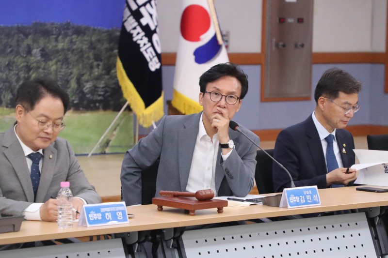 21일 강원 강릉시청에서 열린 더불어민주당 최고위원회의에서 김민석 당 대표가 강원지역 현안을 듣고 있다. 사진=연합뉴스