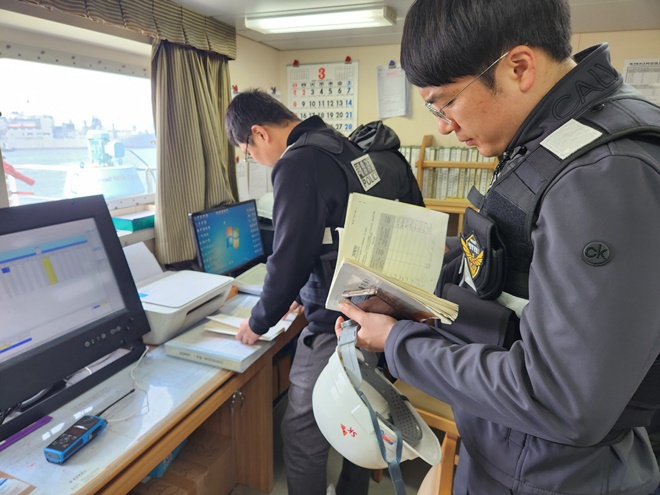 해경이 무자료 선박 연료유 불법 유통 집중단속 기간 전산, 서류를 확인하고 있다.(사진제공=부산해양경찰서)