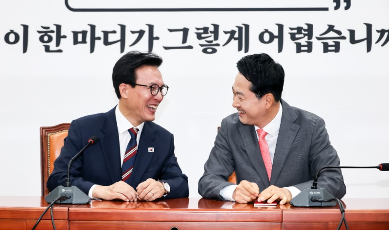 첫 상견례서 웃음으로 대화하는 여야 대표(사진=연합뉴스)