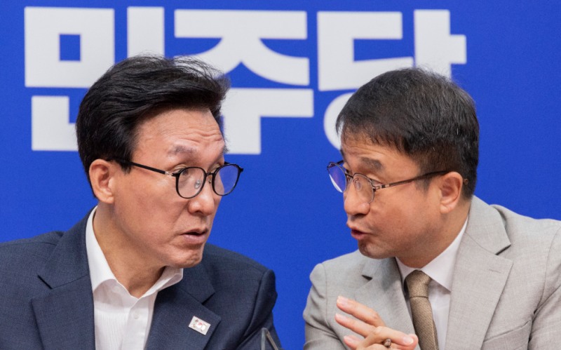 대화하는 더불어민주당 김민석 대표(왼쪽)와 한병도 원내대표(사진=연합뉴스)
