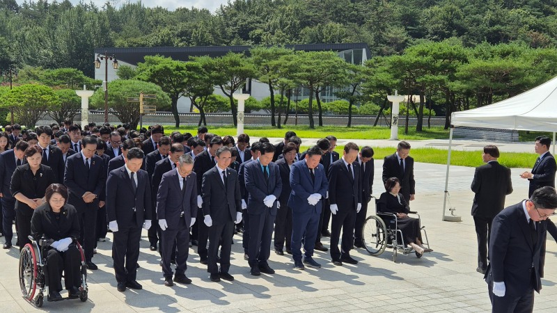좌측부터 전남 함평군수 이남오, 전남 순천갑 국회의원 김문수, 광주 광산구을 국회의원 임문영, 전남 여수시갑 국회의원 주철현, 전남 영암무안신안 국회의원 서삼석