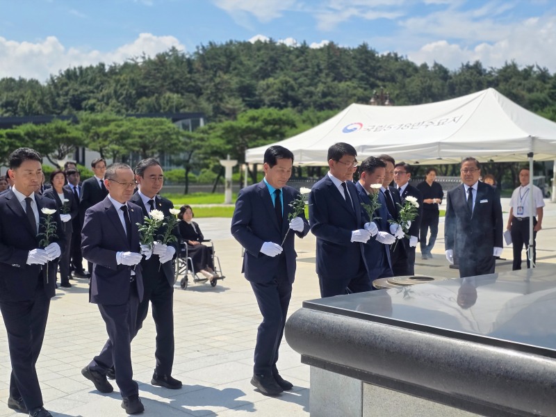 더불어민주당 국회의원(여수갑) 주철현, 5·18민주묘지 참배단에서 오월영령에게 헌화하고 있다.