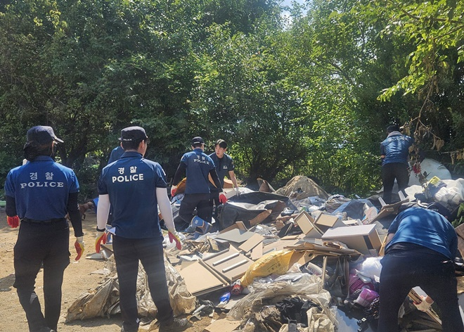 경남경찰이 거제·통영지역 수해 복구 작업에 구슬땀을 흘리고 있다.(사진제공=경남경찰청)