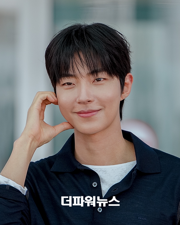 황인엽이 26일 오전 인천국제공항을 통해서 프라다(PRADA) 행사 참석 차 싱가포르로 출국하고 있다.배우 황인엽이 출국장으로 들어서고 있다.