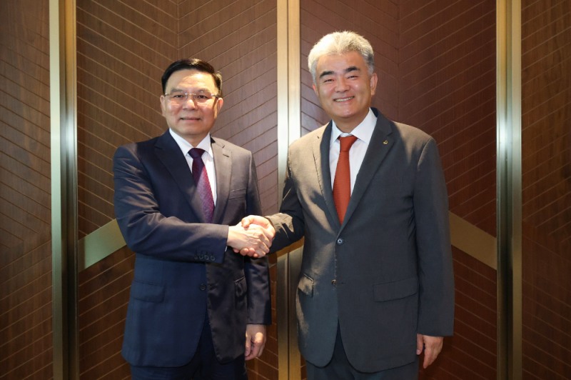 지난 26일 수요일 오후, 을지로 더그랜드롯데 서울에서 만난 정원주 대우건설 회장(오른쪽)과 레 마잉 훙 베트남 산업통상부 장관(왼쪽).(사진=대우건설)