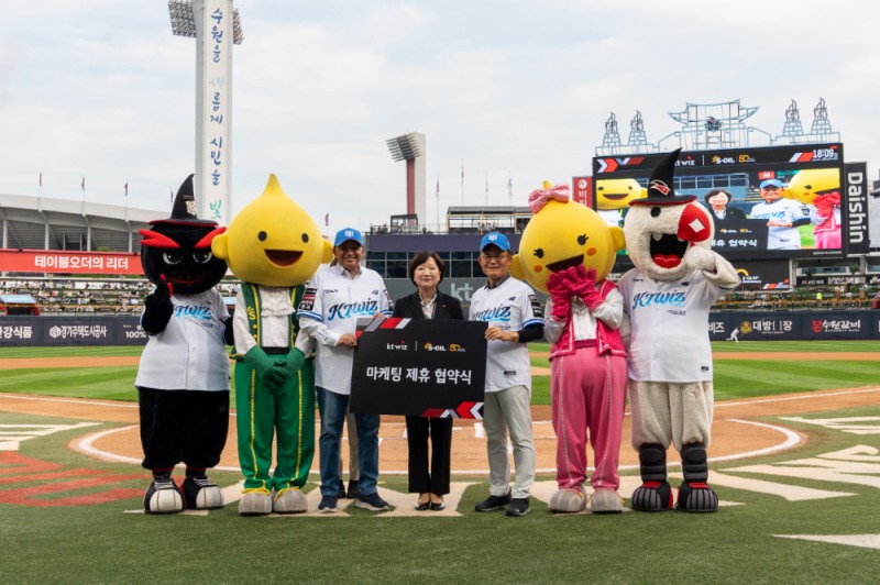 S-OIL 스폰서데이 행사에 참석한 S-OIL 안와르 알 히즈아지 CEO(왼쪽 3번째) , KT위즈 이선주 대표(가운데), S-OIL 안종범 사장(왼쪽 5번째)이 기념사진을 촬영하고 있다.(사진=에쓰오일)