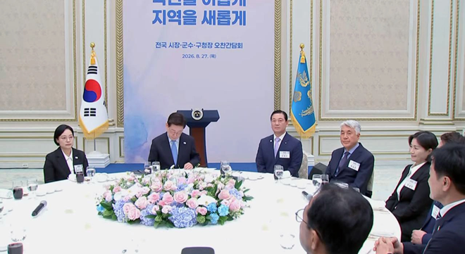 우성빈 기장군수(왼쪽 다섯번째)가 전국 시·군·구청장 오찬간담회에 참석하고 있다.(사진제공=부산 기장군)