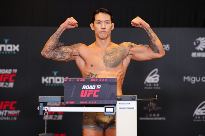 송영재 선수가 ROAD TO UFC S5 준결승에서 계체 통과를 하고 있다. (사진 UFC 한국 미디어 커뮤니케이션)