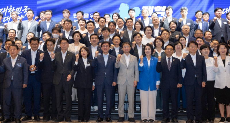정기 국회 앞두고 워크숍에서 선전 다짐하는 민주당(사진=연합뉴스)