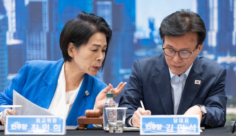 민주당 최고위서 대화하는 김민석 대표와 최민희 최고위원(사진=연합뉴스)