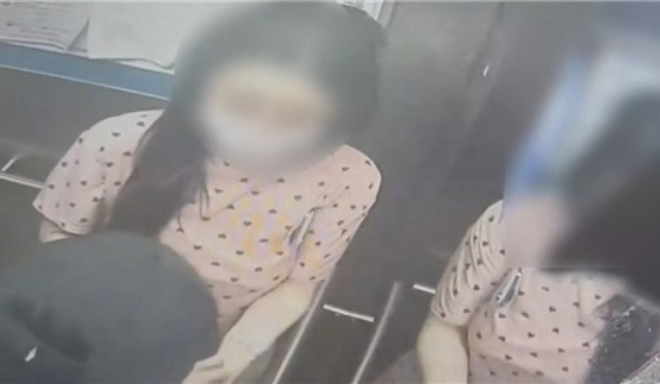 A씨가 마약을 주고받는 모습.(사진=서울경찰청)